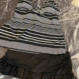 New swim tankini w black bottoms swim suit